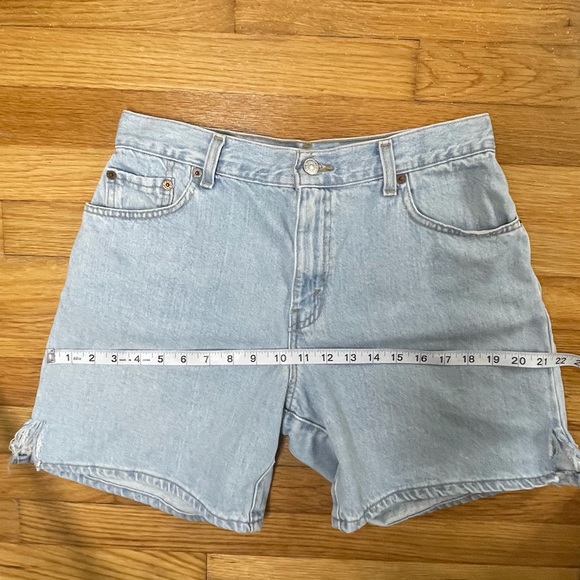 Women’s Vintage Levi’s High Waisted Mom Jean Shorts - Picture 11 of 13